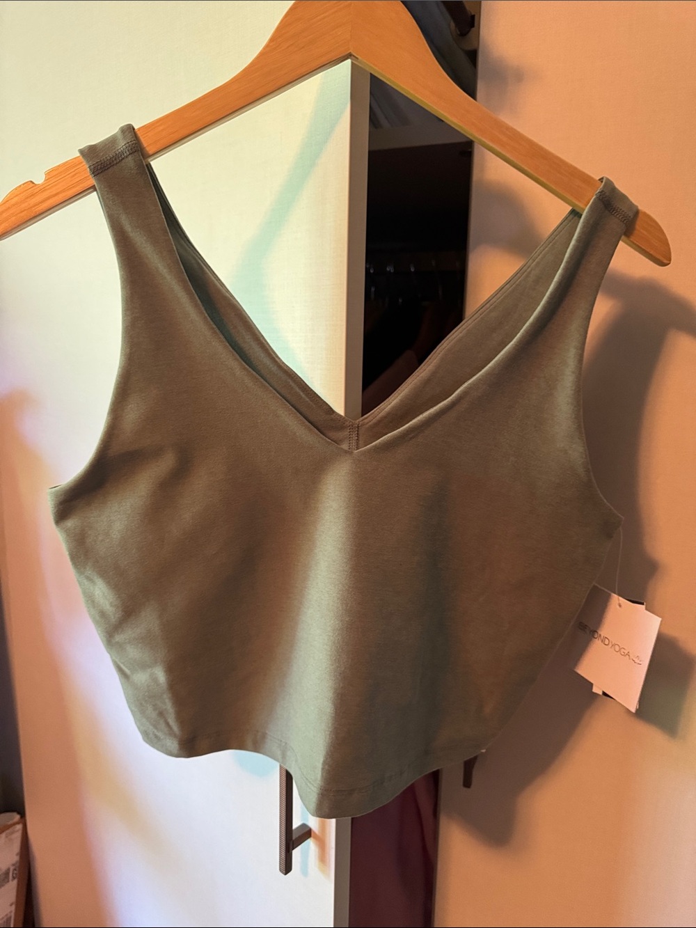 Beyond Yoga Spacedye™ Good Day Cropped Tank Grey Sage Heather NWT - Picture 2 of 5